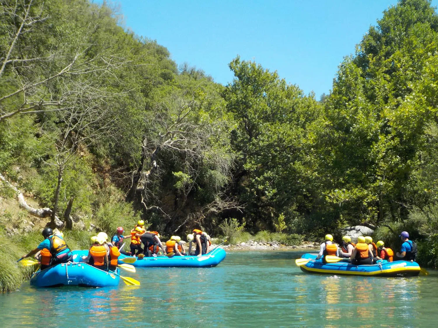 Βάρκες rafting στα πράσινα νερά του Λούσιου
